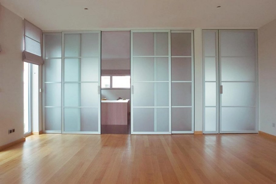 Раздвижные стеклянные перегородки