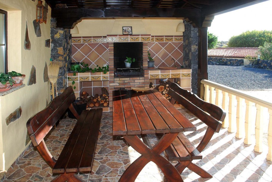 Терраса к дому с барбекю