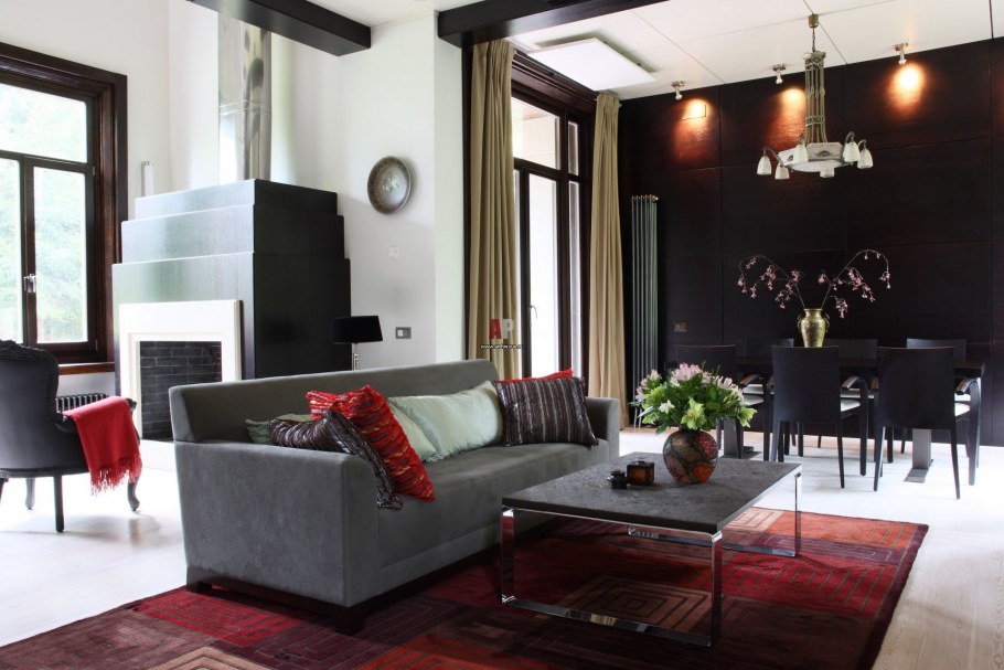 Гостиная с сине-бордовым диваном