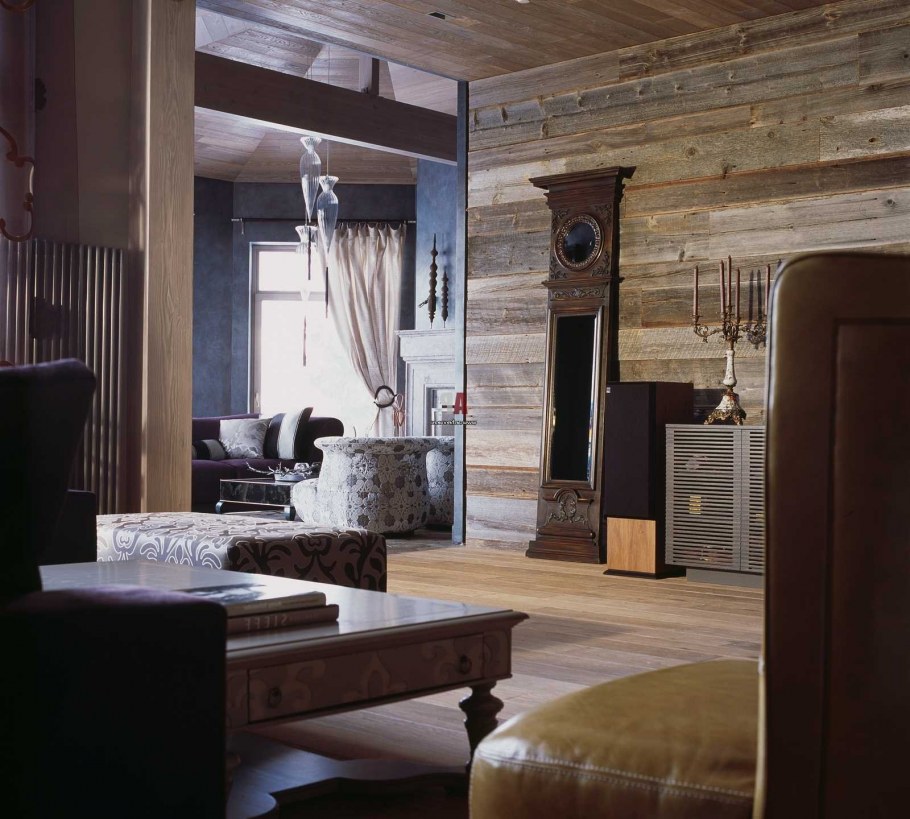 Интерьер в стиле Фьюжн с деревянным полом и потолком