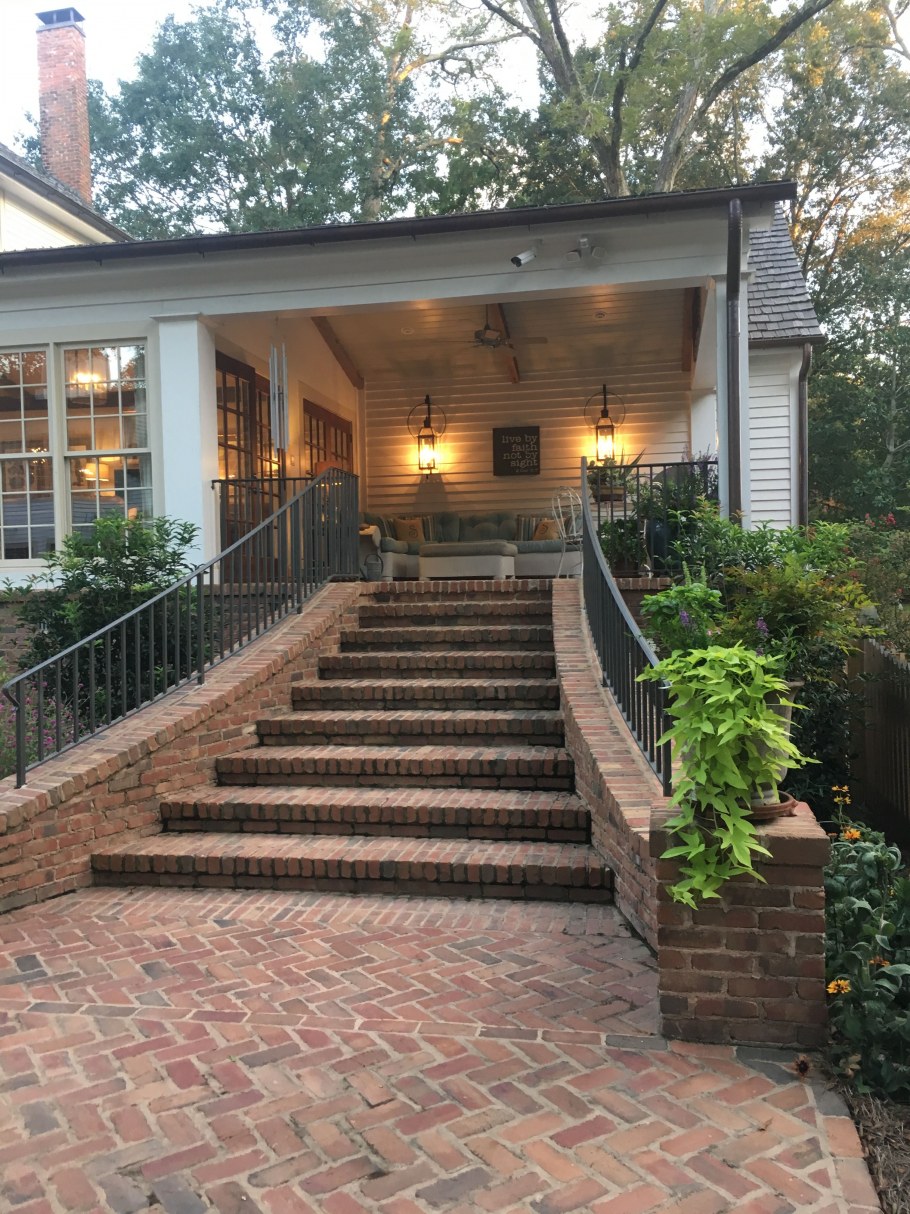 Красивое парадное крыльцо