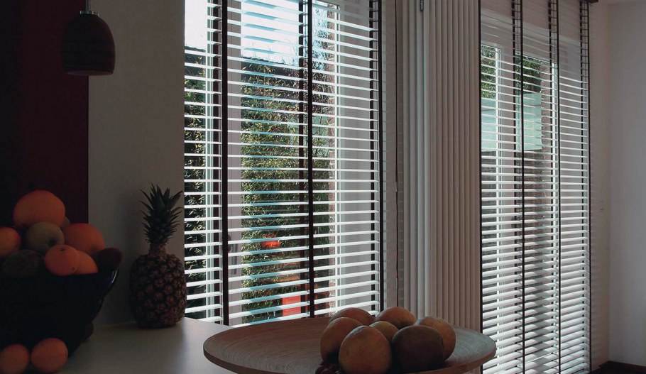 Горизонтальные жалюзи на витражных окнах