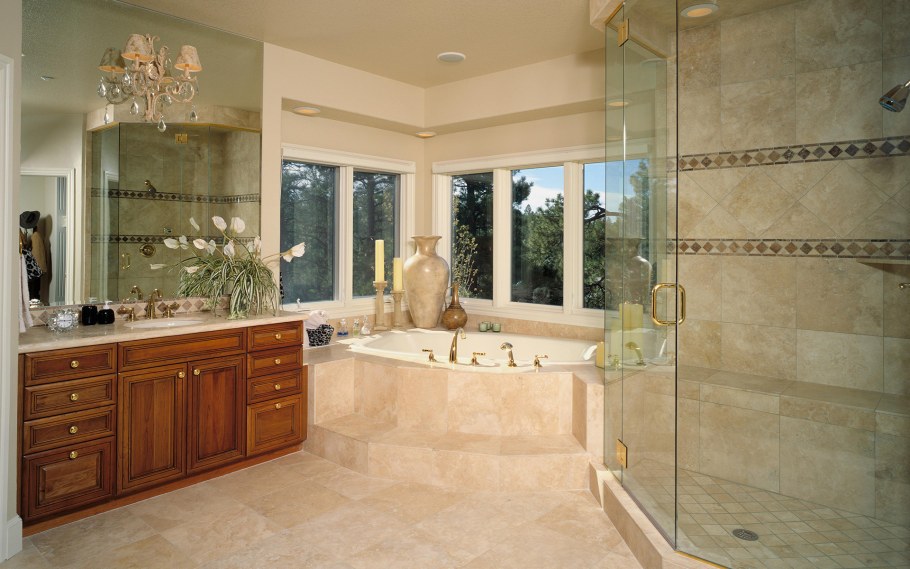 Белая мраморная ванная