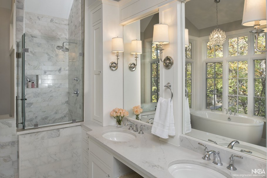 Ванна под мрамор с люстрой