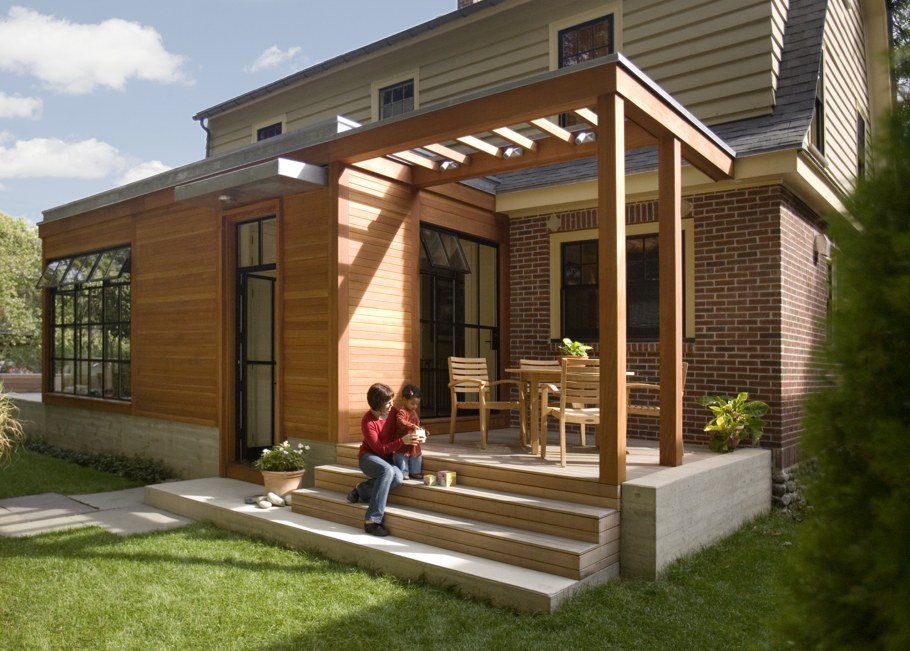 Дом с террасой сбоку