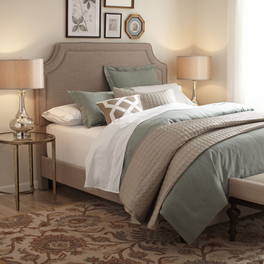 Спальня в пудрово сиреневых тонах