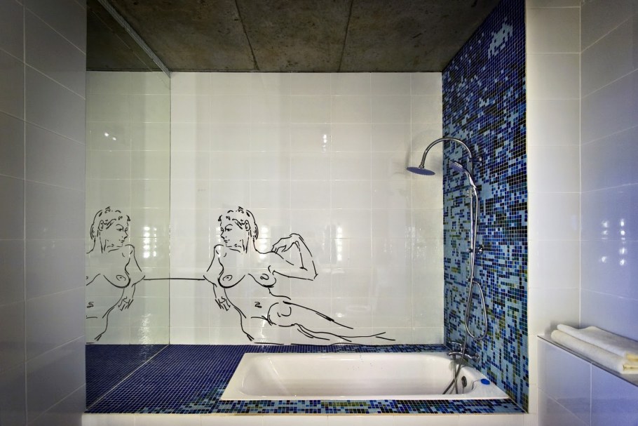 Ванная комната с рисунком на стене
