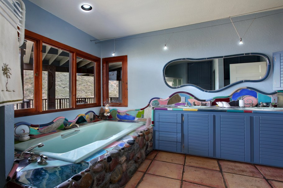 Граффити в ванной комнате фото