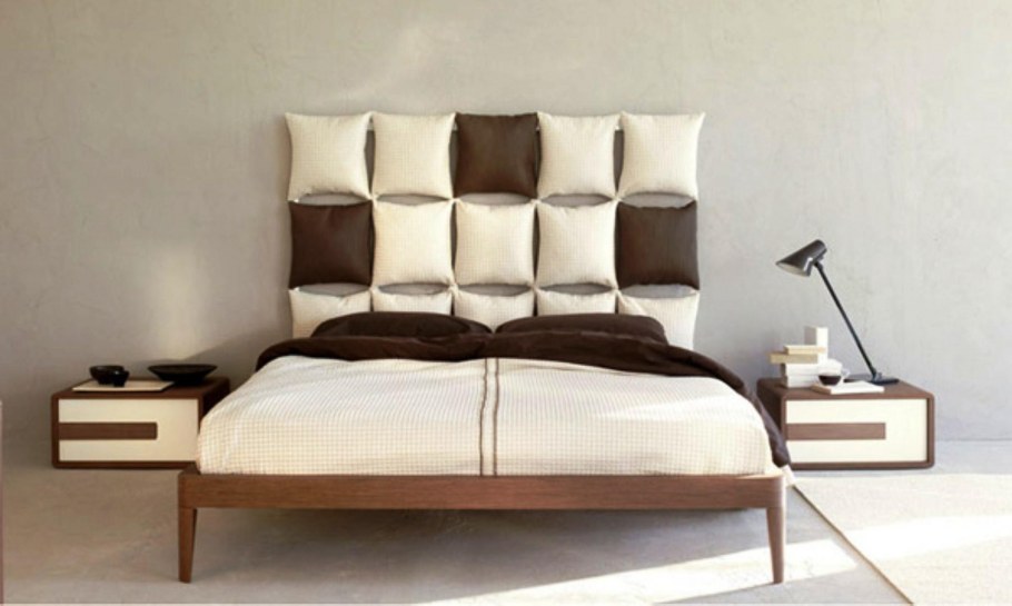 Изголовье кровати из подушек