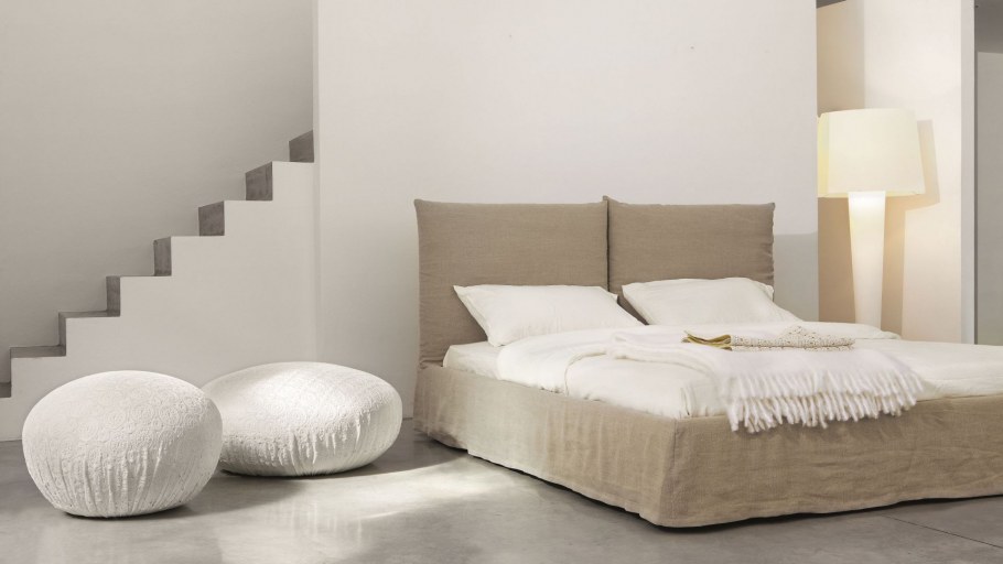 Кровать двуспальная с подушками в изголовье