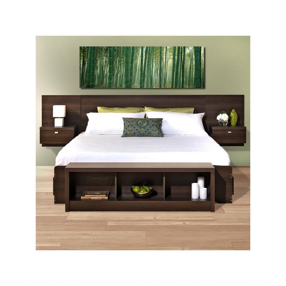 Кровать с подушками в изголовье