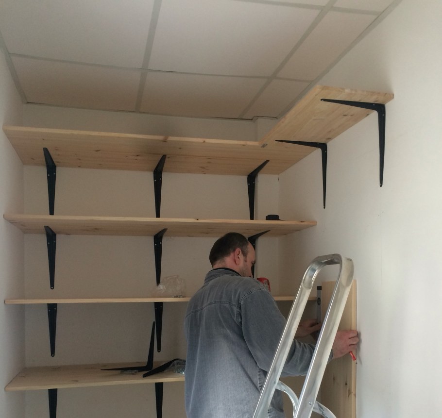 Стеллажи для кладовки в квартире