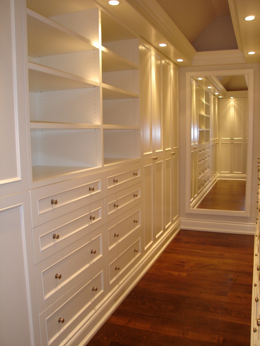 Узкая гардеробная