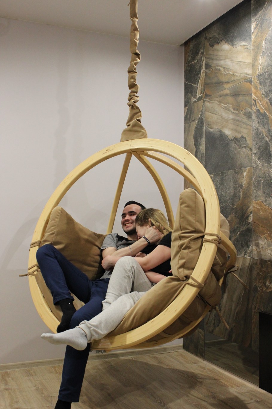 Подвесное кресло из дерева лаунжвуд