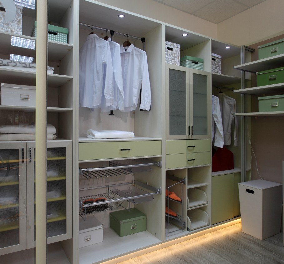 Шкафы в гардеробных комнатах