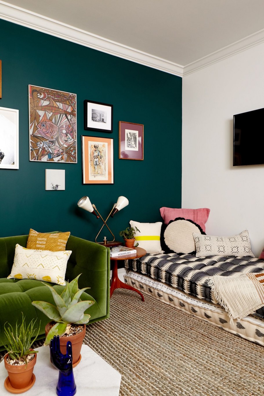 Контрастная стена в интерьере гостиной