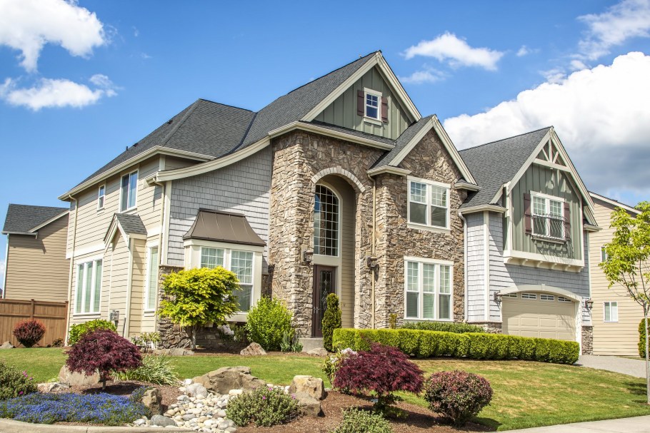 Красивый загородный дом