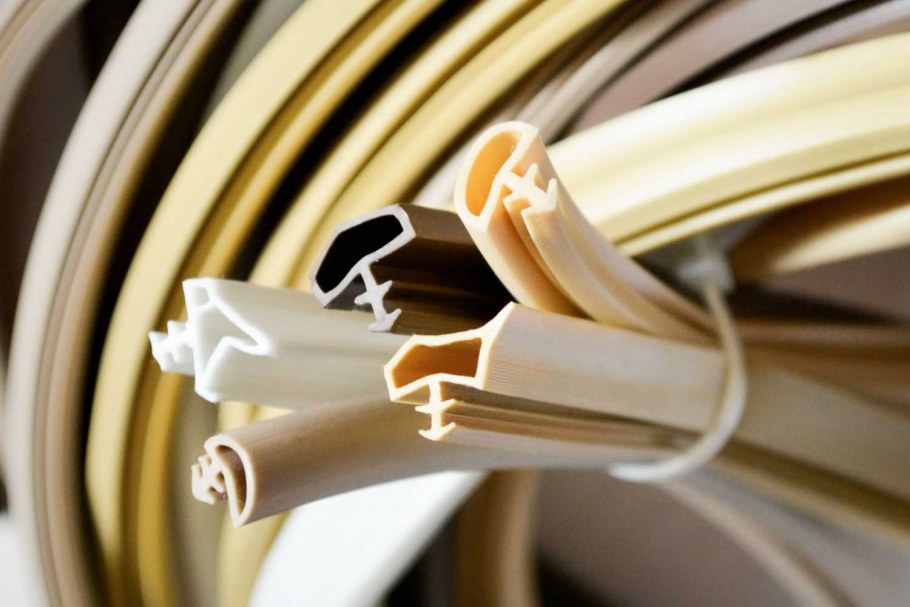 Rehau 113 плинтус кухонный