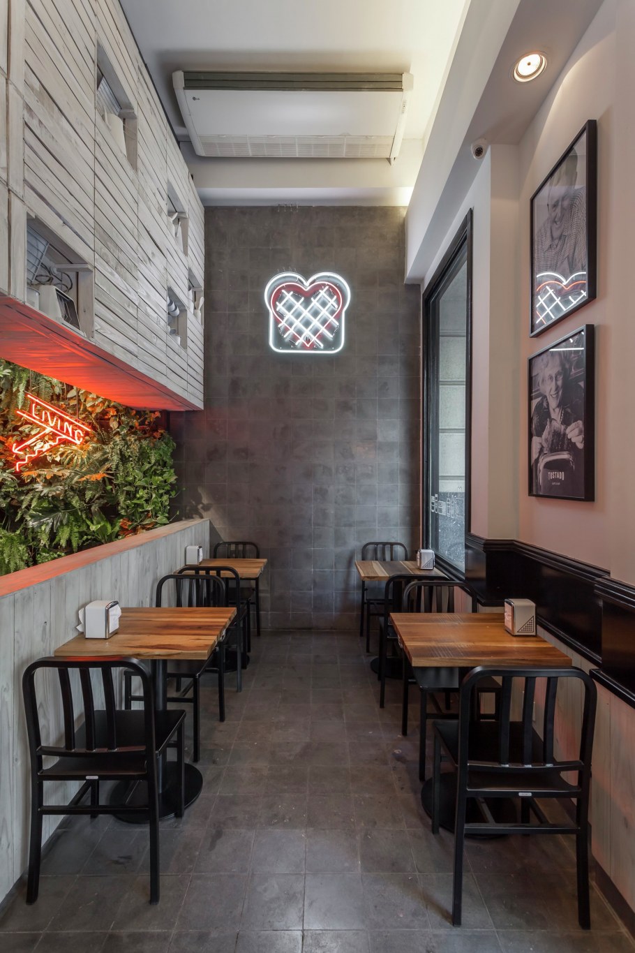 Интерьер маленькой кофейни