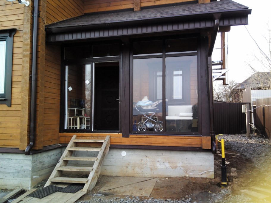Застекленное крыльцо