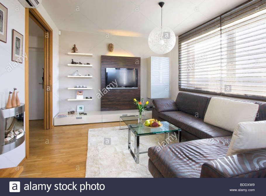 Интерьер гостиной с телевизором на стене