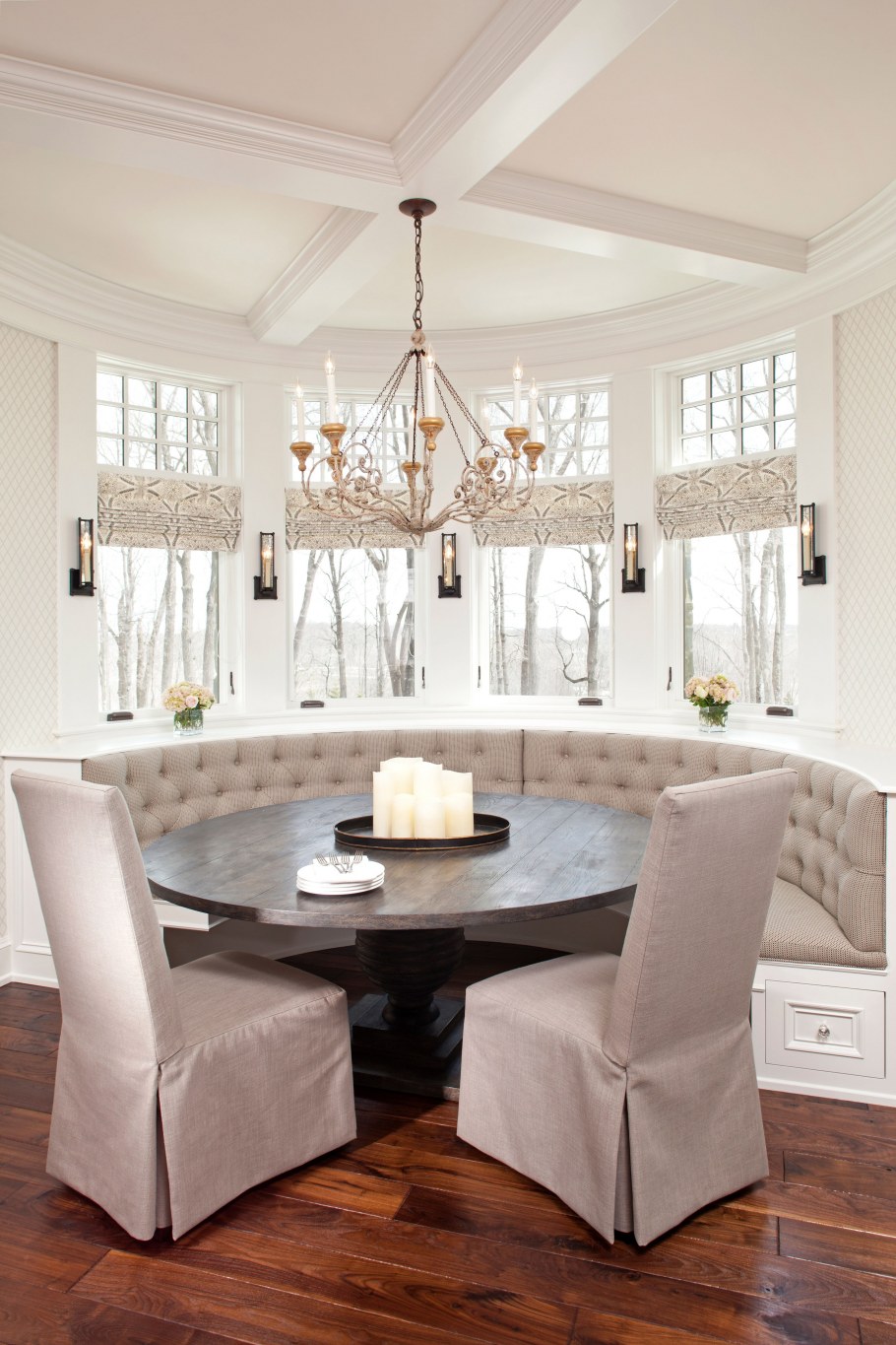 Обеденная зона в эркере