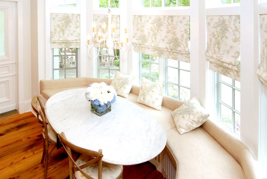 Столик у окна на кухне