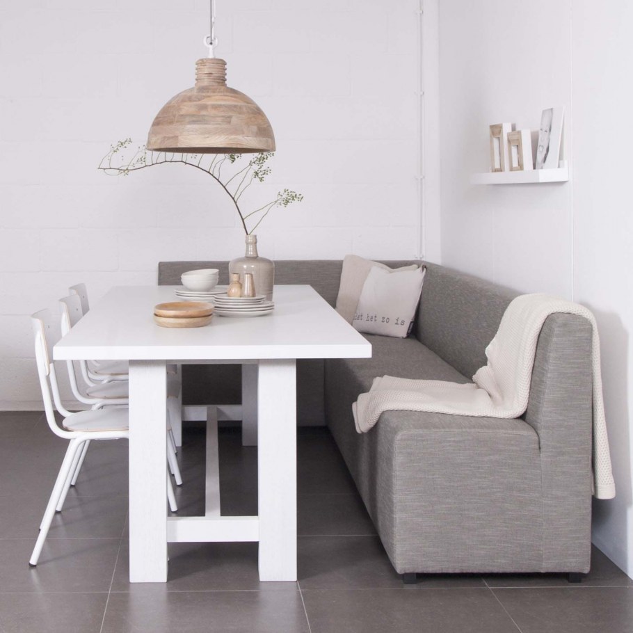 Интерьер кухни с диваном