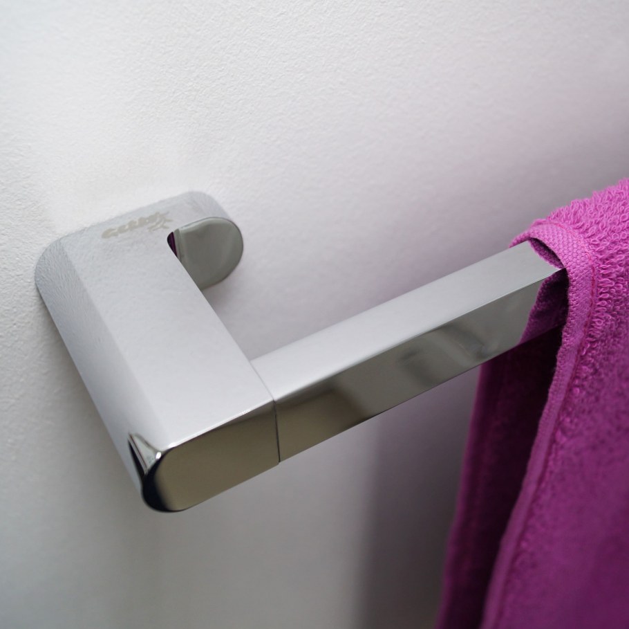 Мужчина с полотенцедержателем