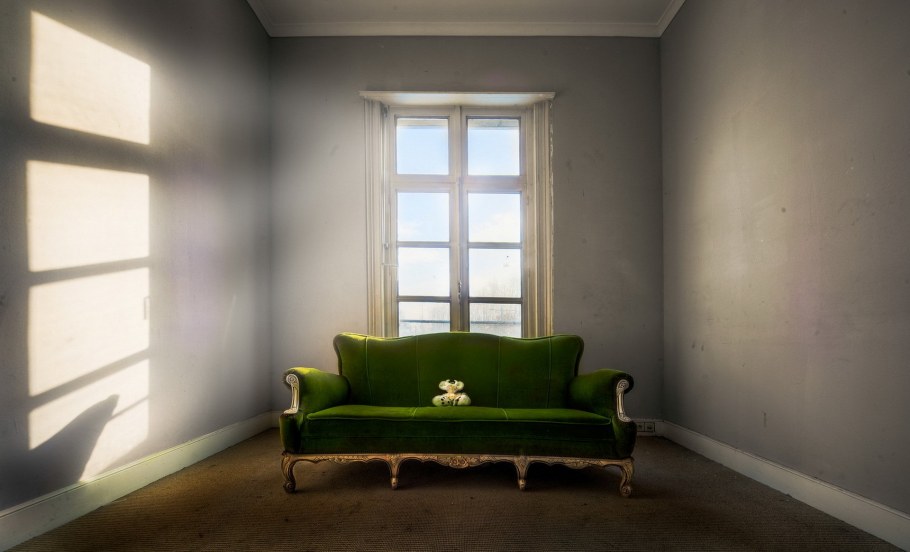 Пустая комната с окном