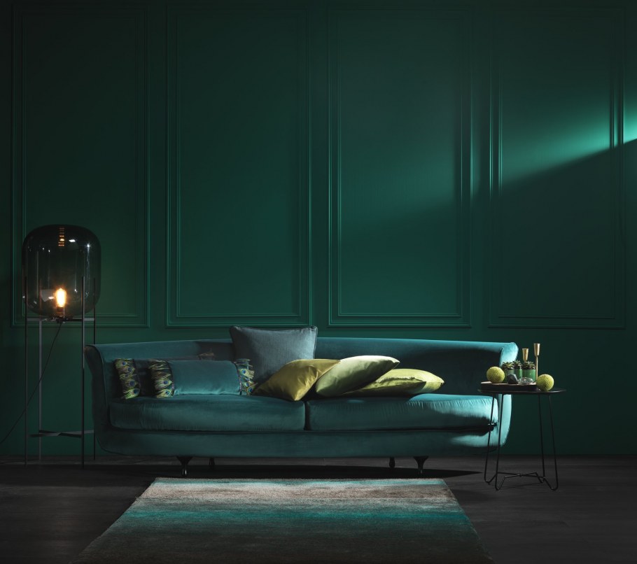 Темно зеленая стена с молдингами