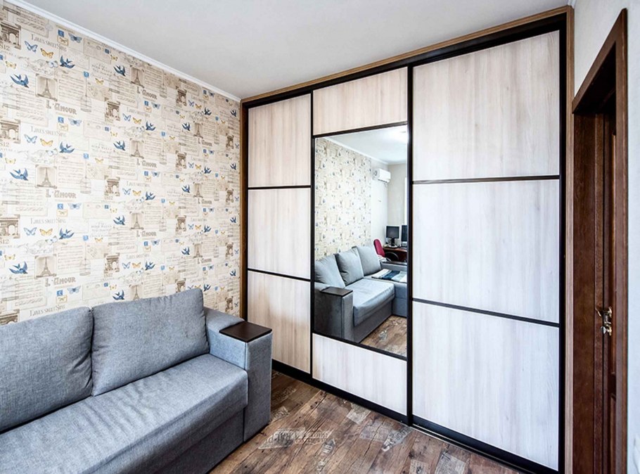 Шкаф рядом с диваном