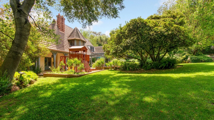 Загородный дом с садом