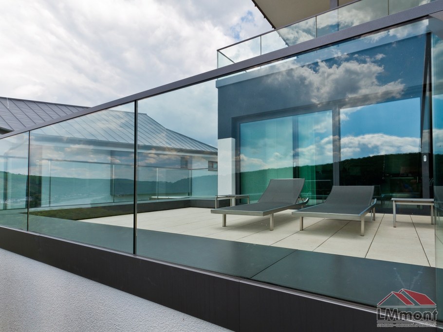 Современные стеклянные заборы