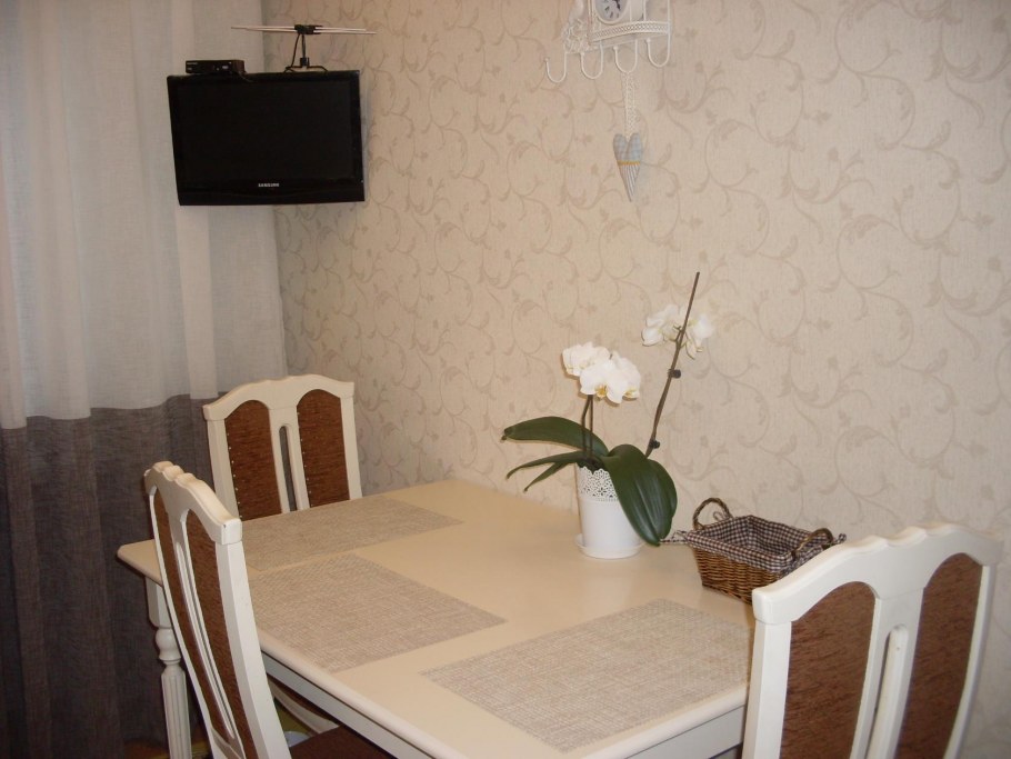 Комбинирование обоев на кухне