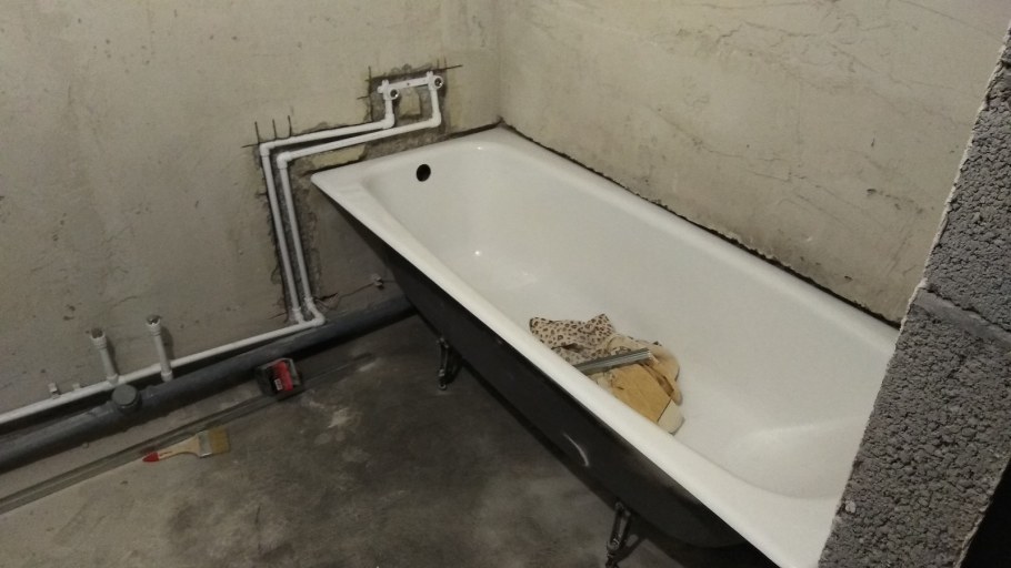 Старая чугунная ванна