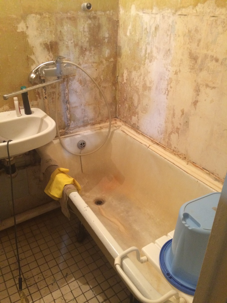 Демонтаж чугунной ванны