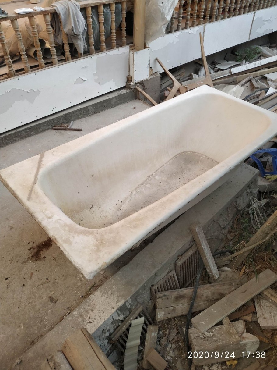 Неровный край чугунной ванны