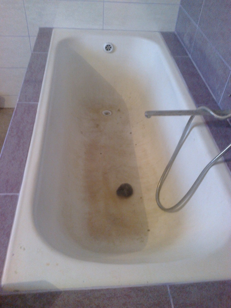 Старая ржавая ванна