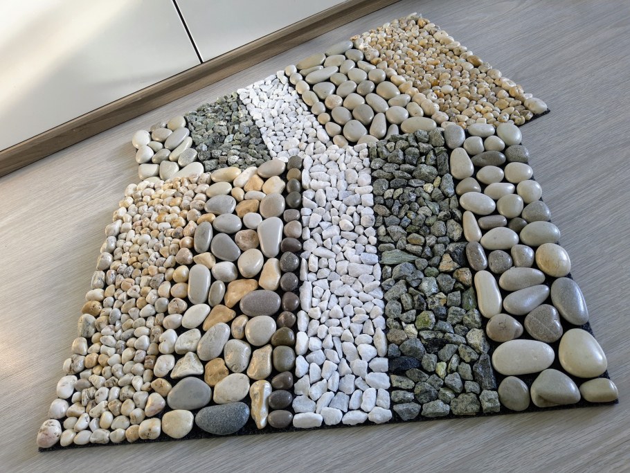 Коврик из камней