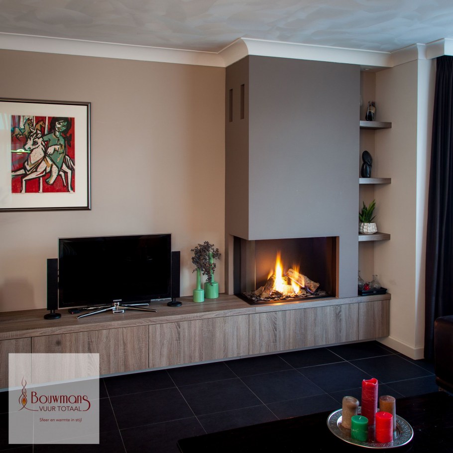 Электрокамин под телевизором в гостиной