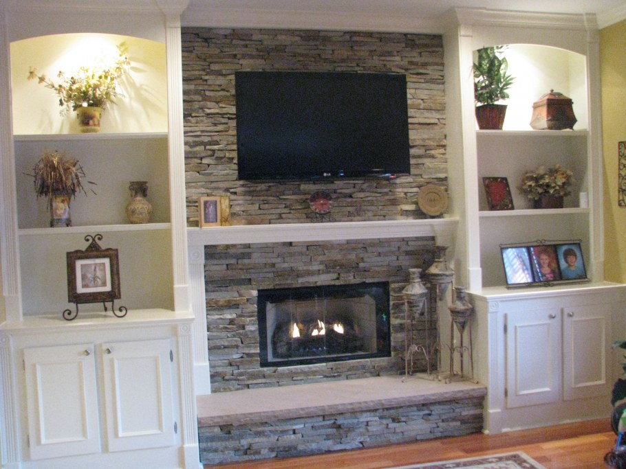 Стеллажи деревянные вокруг камина