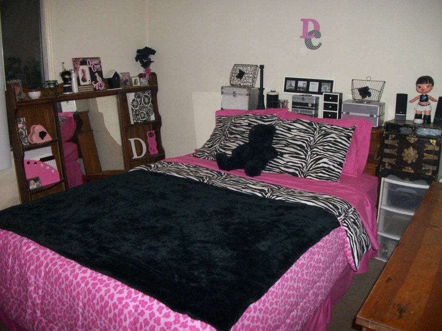 Блэк Пинк рум спальня