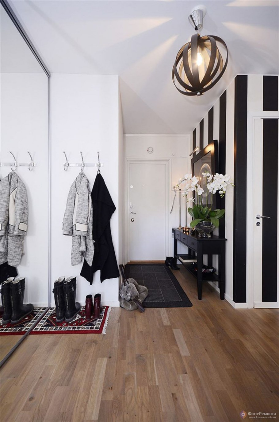 Черно белая прихожая