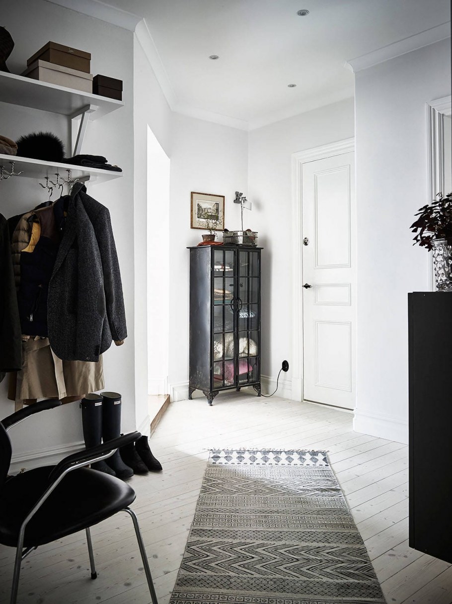 Черно белая прихожая