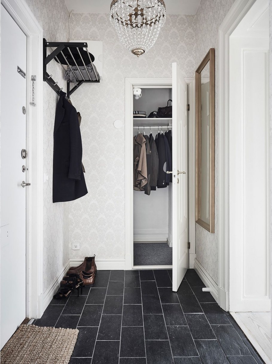 Черно белая прихожая