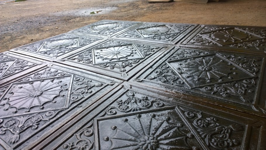 Чугунная плитка на улице