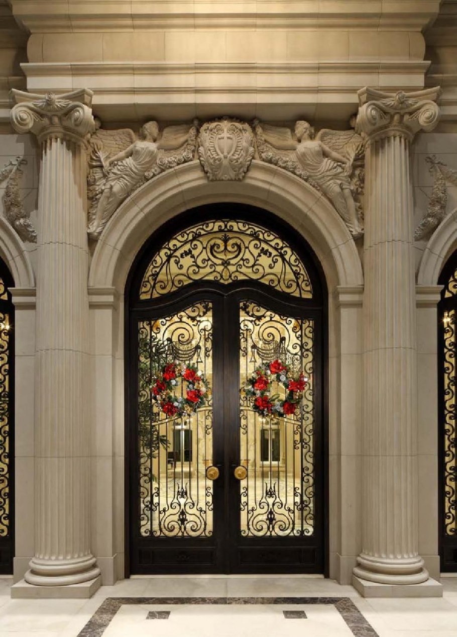 Красивая парадная дверь
