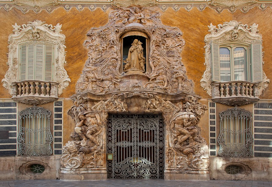 Необычные окна старинные