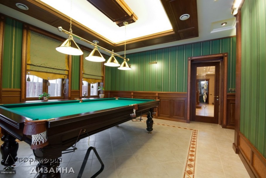 Деревянный потолок в бильярдной
